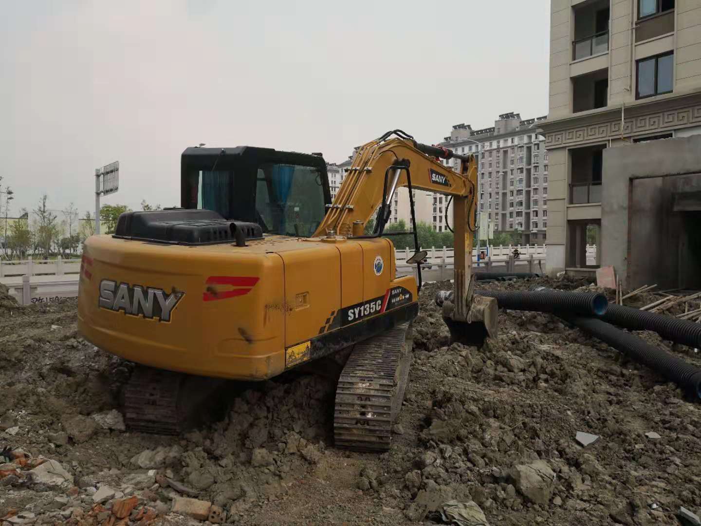 挖掘机施工现场.jpg 挖掘机施工现场.jpg