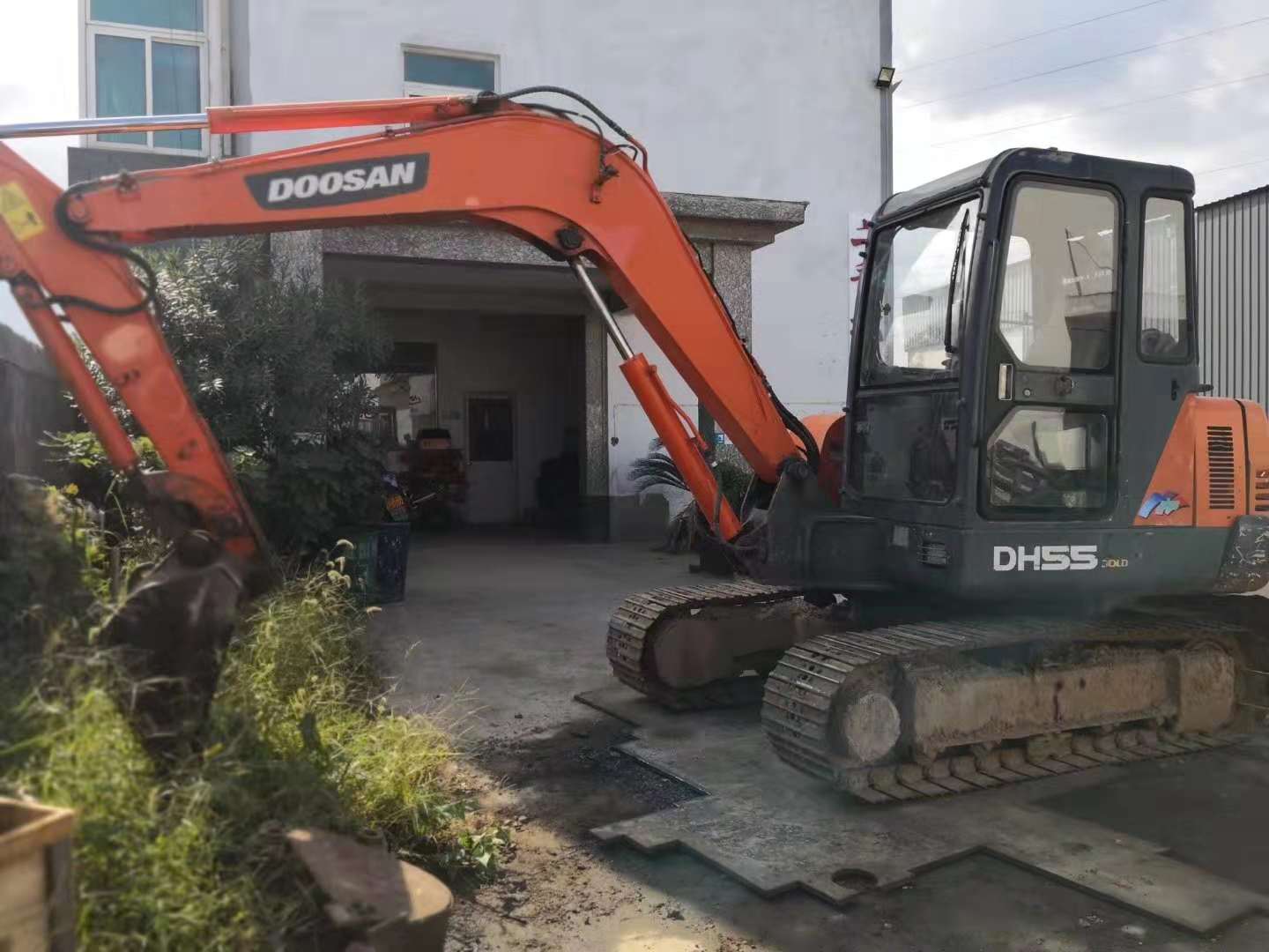 安装履带式挖掘机.jpg 安装履带式挖掘机.jpg