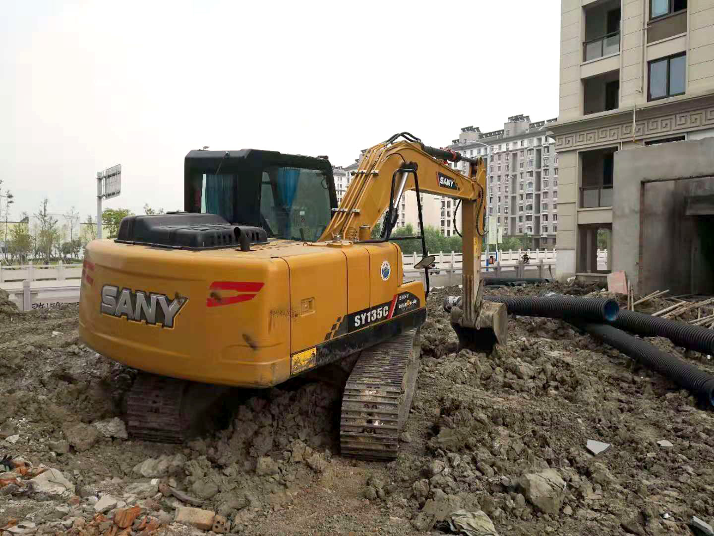 挖掘机出现走偏现象.jpg 挖掘机出现走偏现象.jpg