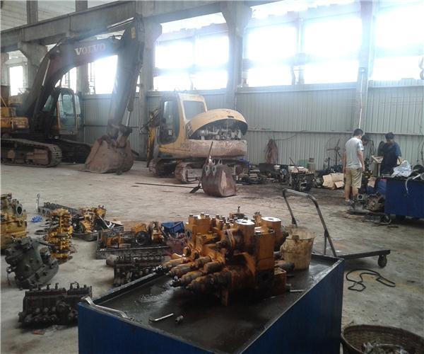 挖掘机修理.jpg 挖掘机修理.jpg