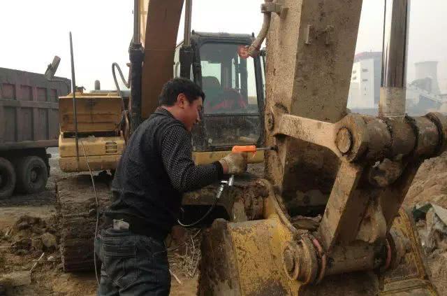 挖掘机维修.jpg 挖掘机维修.jpg