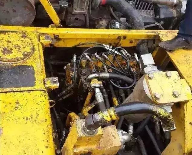 挖掘机修理.jpg 挖掘机修理.jpg