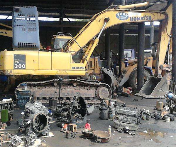 挖掘机维修.jpg 挖掘机维修.jpg