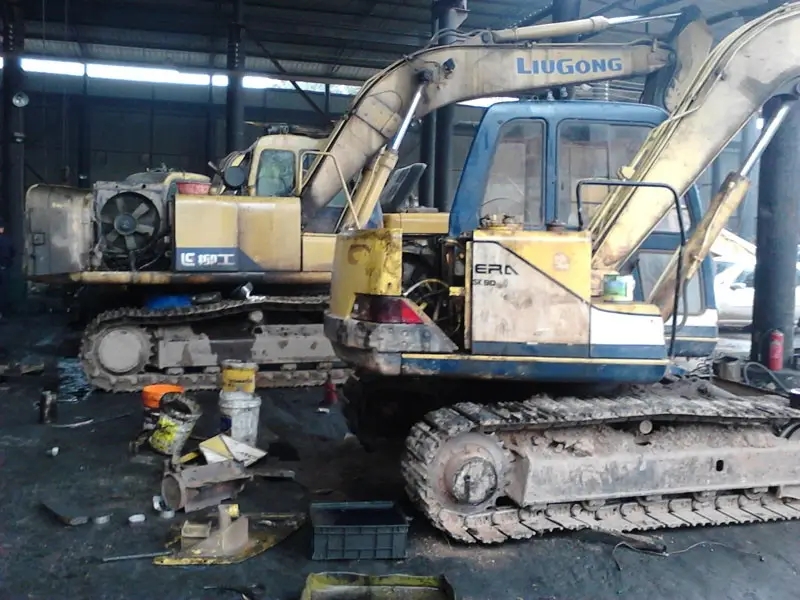 维修挖掘机.jpg 维修挖掘机.jpg
