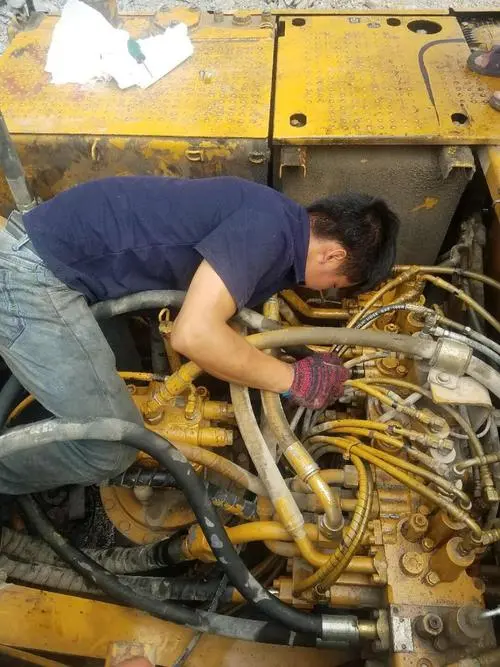 1668922655671485.jpg 修理挖掘机.jpg